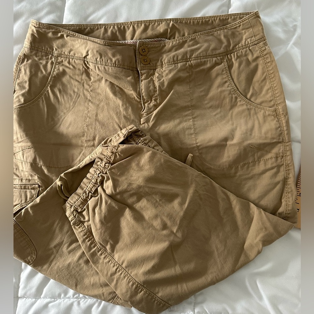 The North Face Women’s Khaki Cargo Capri Pants Size 10 tan (H)